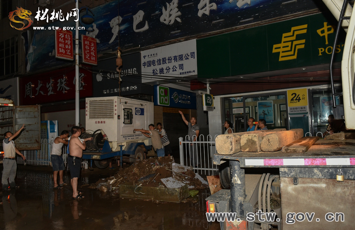 干群協(xié)力 萬(wàn)人連夜清淤除渣
