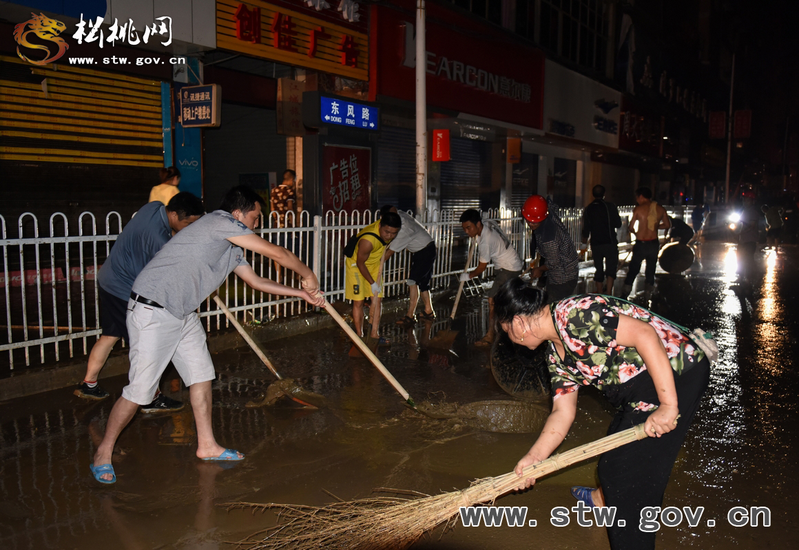 干群協(xié)力 萬(wàn)人連夜清淤除渣