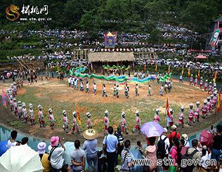 湘黔苗族同胞共慶“八月八”趕秋節(jié)