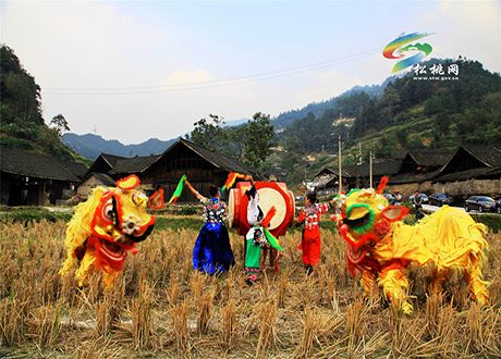 銅仁市老年攝影協(xié)會走進松桃芭蕉村