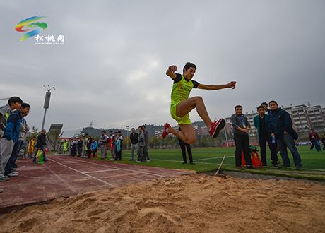 松桃第七屆中學(xué)生田徑運動會開幕了