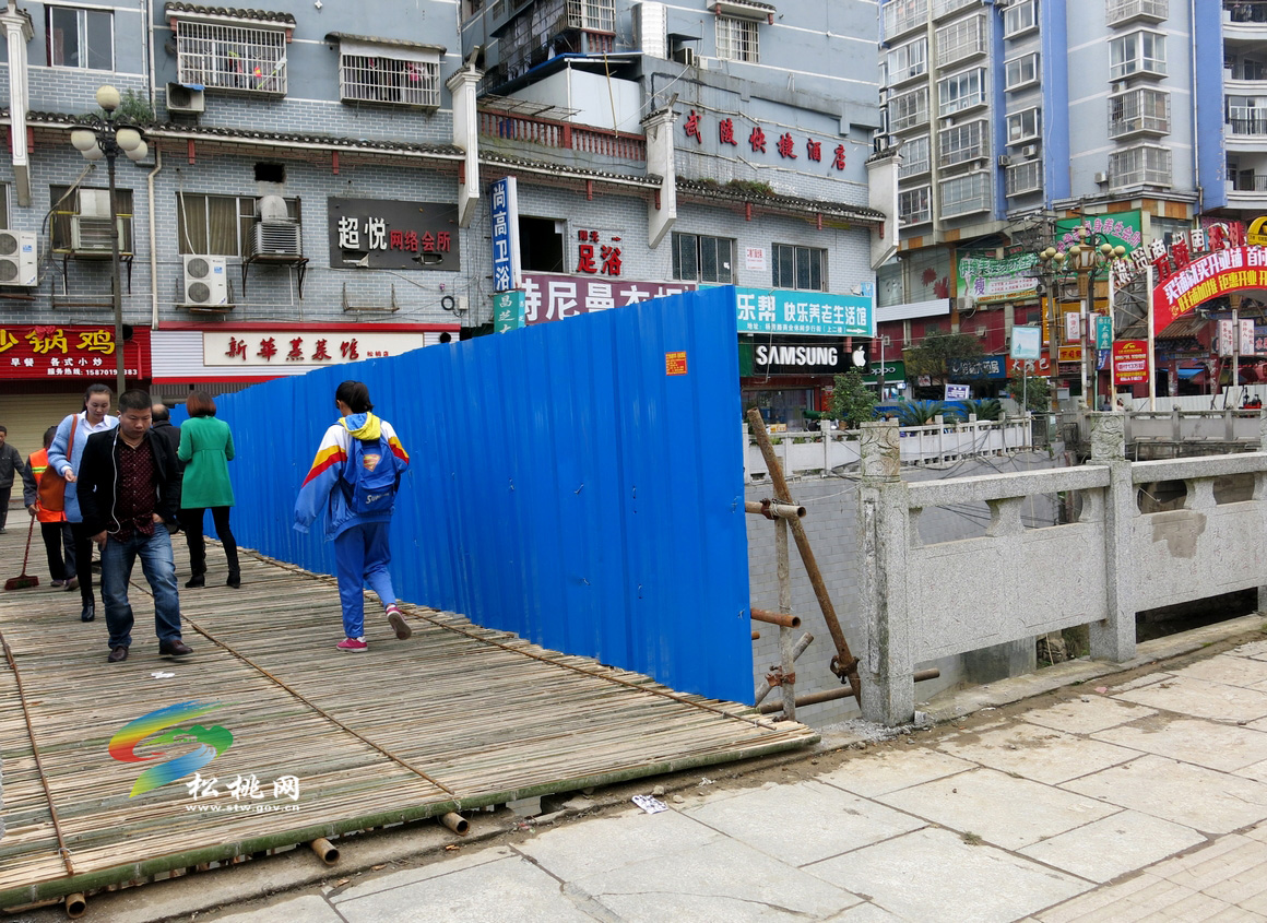 松桃新建縣城東門橋　供水管網(wǎng)臨時改建忙