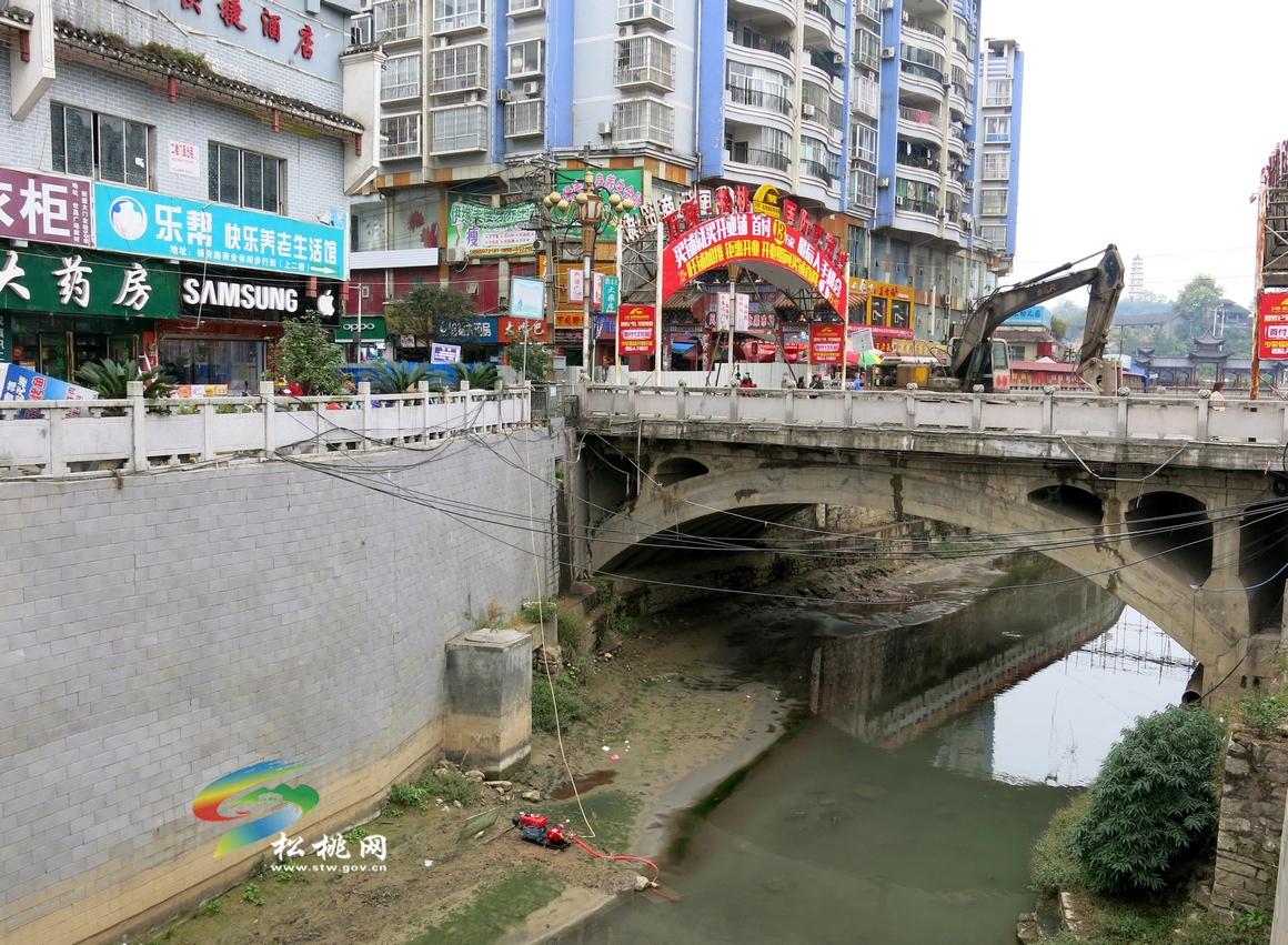 松桃新建縣城東門橋　供水管網(wǎng)臨時(shí)改建忙