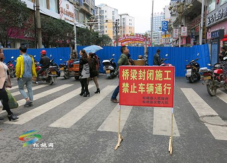 松桃新建縣城東門橋　供水管網(wǎng)臨時改建忙