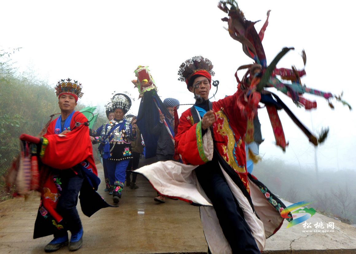 松桃苗族“接龍”感恩祈福