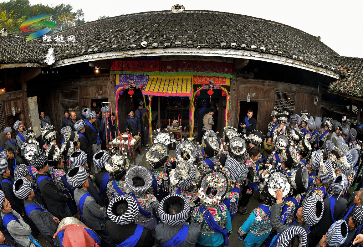 松桃苗族“接龍”感恩祈福