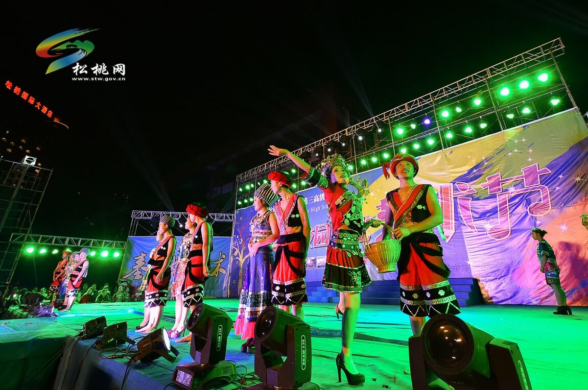 松桃第三高級中學(xué)校園文化藝術(shù)節(jié)展演拉開活動帷幕