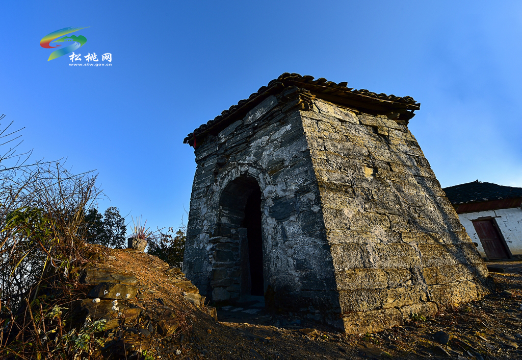 松桃八景之“屏山煙靄”