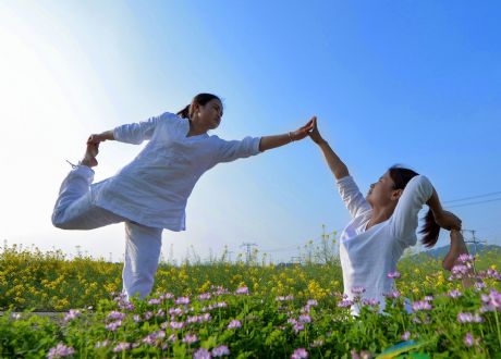 踏春賞花學(xué)瑜伽