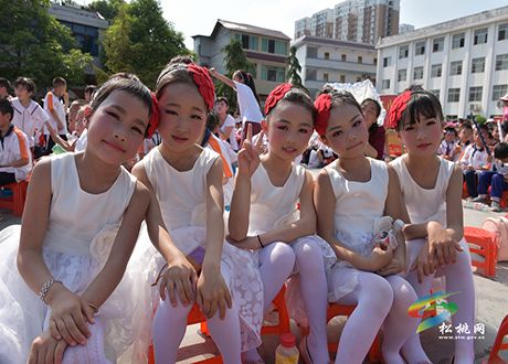 第二完小舉行“紅領(lǐng)巾相約中國夢”“六一”國際兒童節(jié)文藝匯演