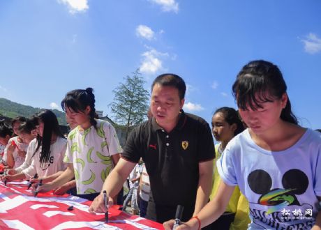 迓駕：開展千人禁毒游行簽名活動(dòng)