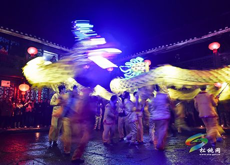 雷家大院舞滾龍 半坡村民歡歡喜喜慶元宵
