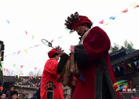 長(zhǎng)坪鄉(xiāng)康金村黃桶寨：殺豬宰羊祭祀已有400年歷史的寨旗
