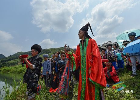 干塘社區(qū)舉行苗族接龍活動(dòng)