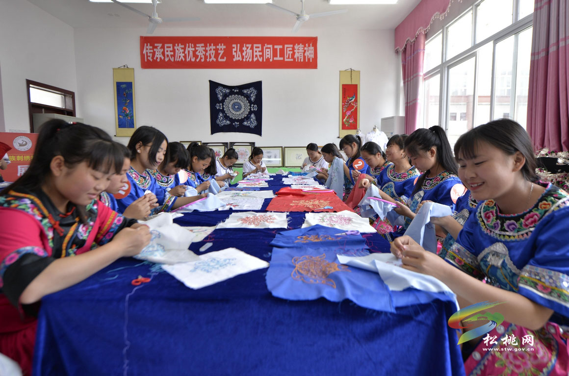 苗族刺繡進(jìn)校園