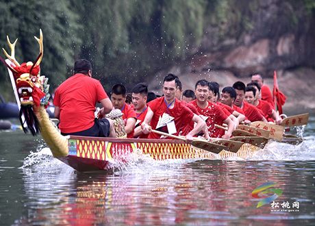 萬民歡聚慶端午，群舸爭(zhēng)流鬧松江