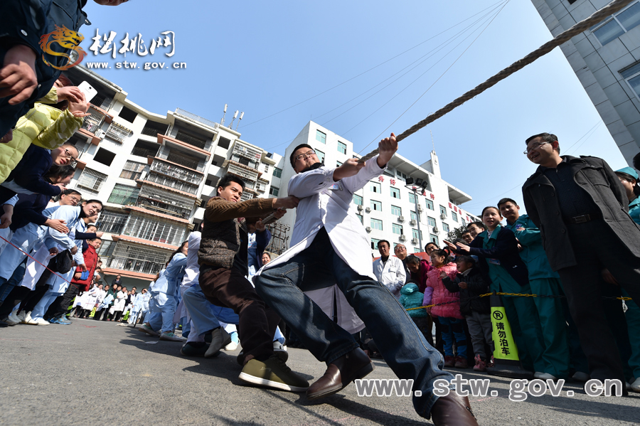 健康過大年　快樂在醫(yī)院——縣人民醫(yī)院迎新春系列活動之拔河