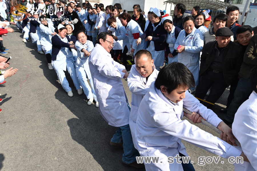 健康過(guò)大年　快樂(lè)在醫(yī)院——縣人民醫(yī)院迎新春系列活動(dòng)之拔河