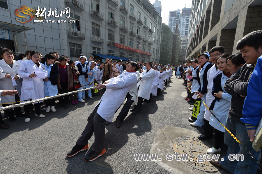 健康過大年　快樂在醫(yī)院——縣人民醫(yī)院迎新春系列活動之拔河
