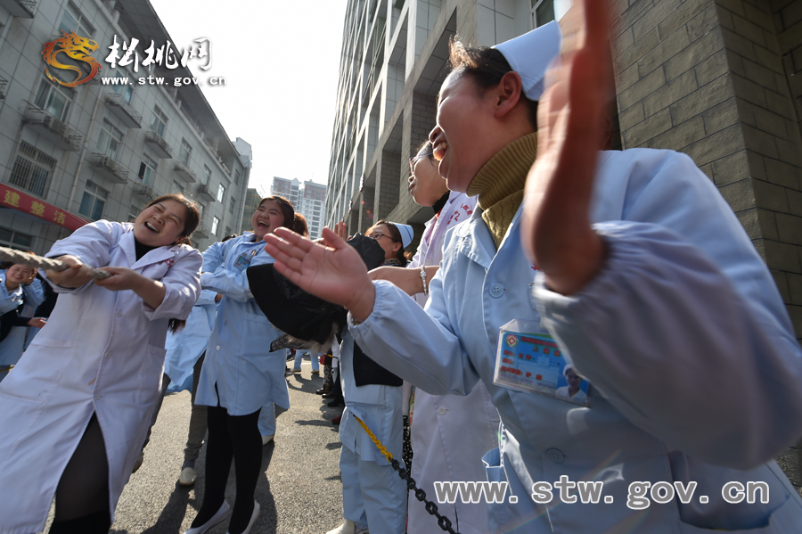 健康過(guò)大年　快樂(lè)在醫(yī)院——縣人民醫(yī)院迎新春系列活動(dòng)之拔河