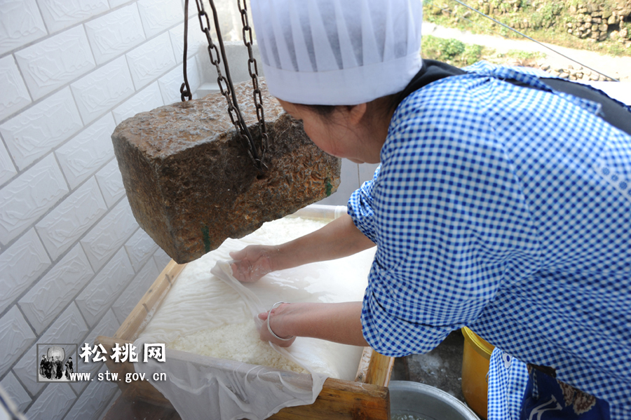 揭密松桃美食：灰豆腐制作全過程