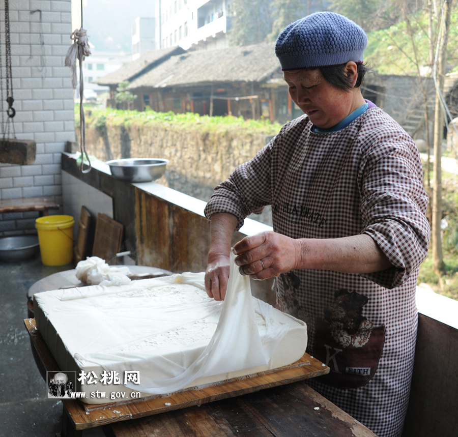 揭密松桃美食：灰豆腐制作全過程