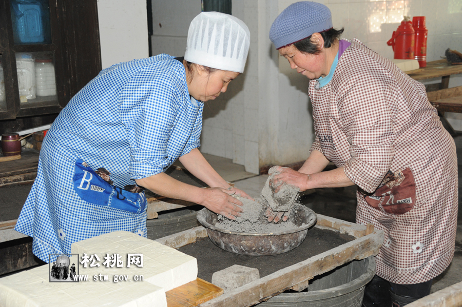 揭密松桃美食：灰豆腐制作全過程