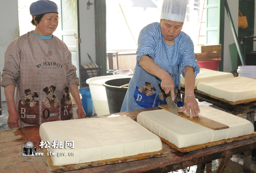 揭密松桃美食：灰豆腐制作全過程