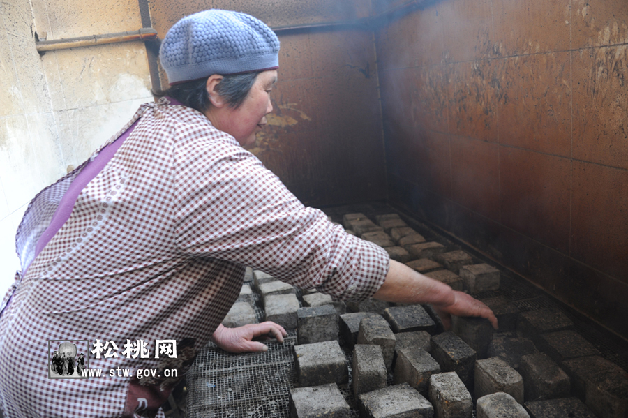 揭密松桃美食：灰豆腐制作全過程