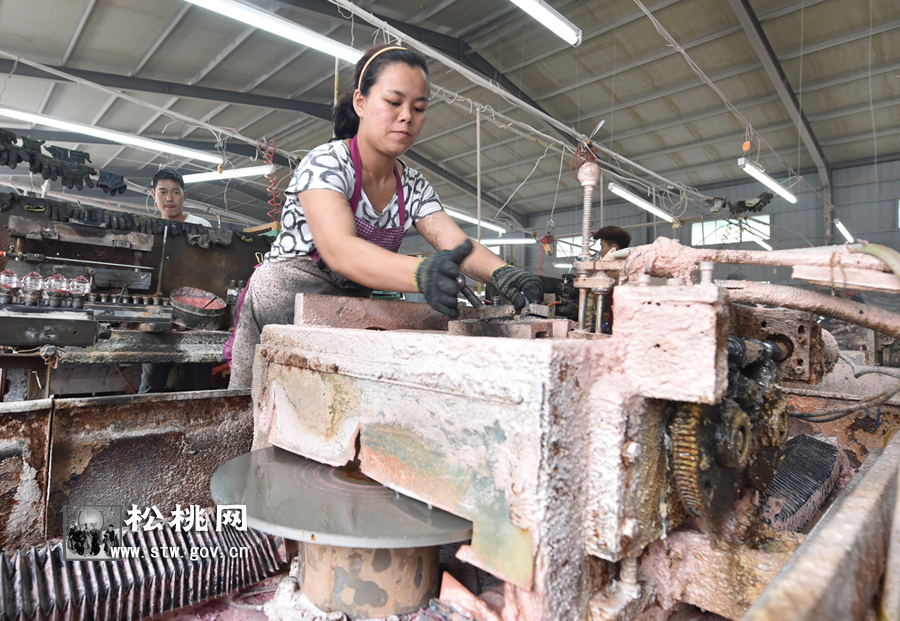 松桃村辦企業(yè)讓失地農(nóng)民富甲一方