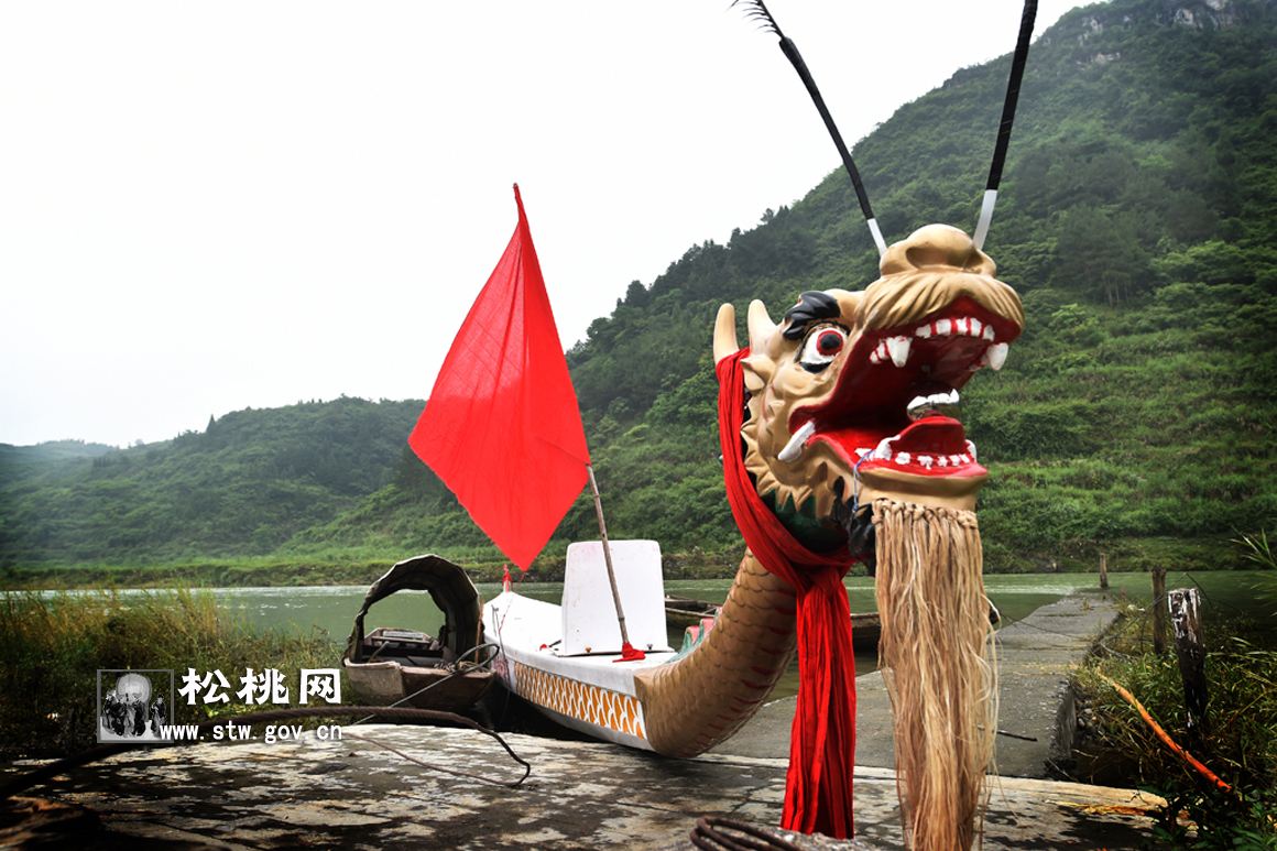 松桃落塘農(nóng)民：新“打”龍船鬧松江
