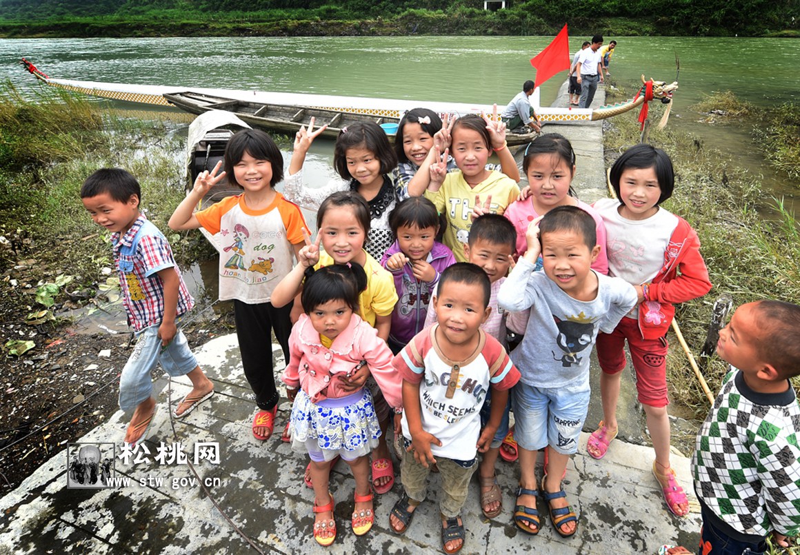 松桃落塘農(nóng)民：新“打”龍船鬧松江