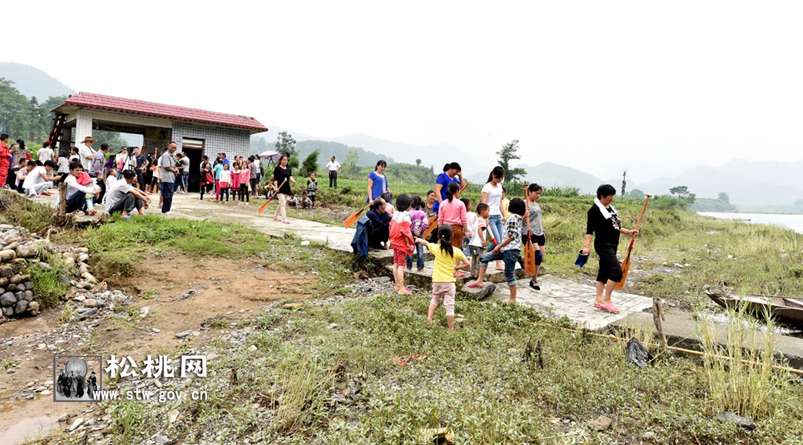 松桃落塘農(nóng)民：新“打”龍船鬧松江