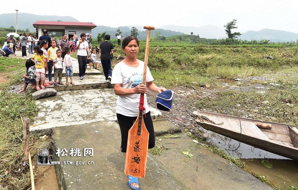 松桃落塘農(nóng)民：新“打”龍船鬧松江