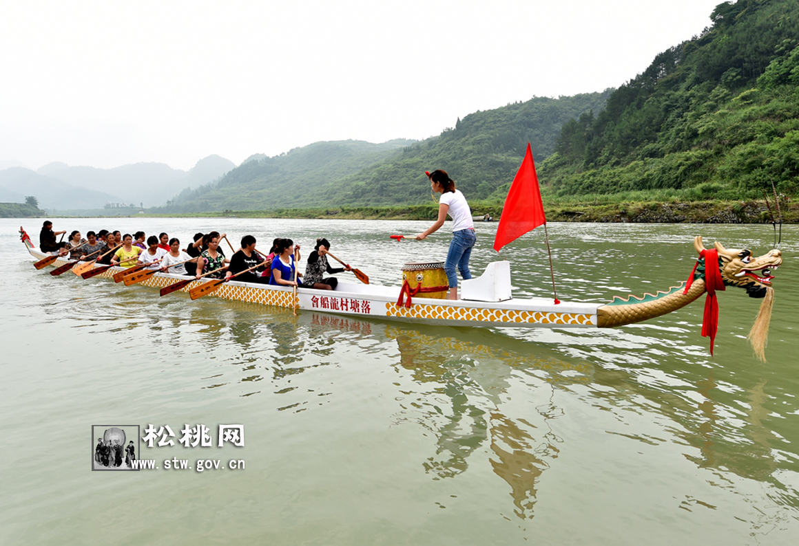 松桃落塘農(nóng)民：新“打”龍船鬧松江