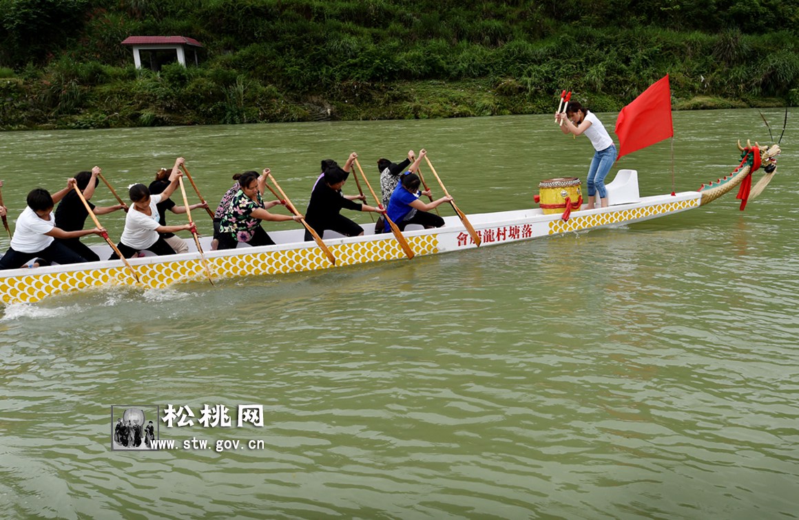 松桃落塘農(nóng)民：新“打”龍船鬧松江