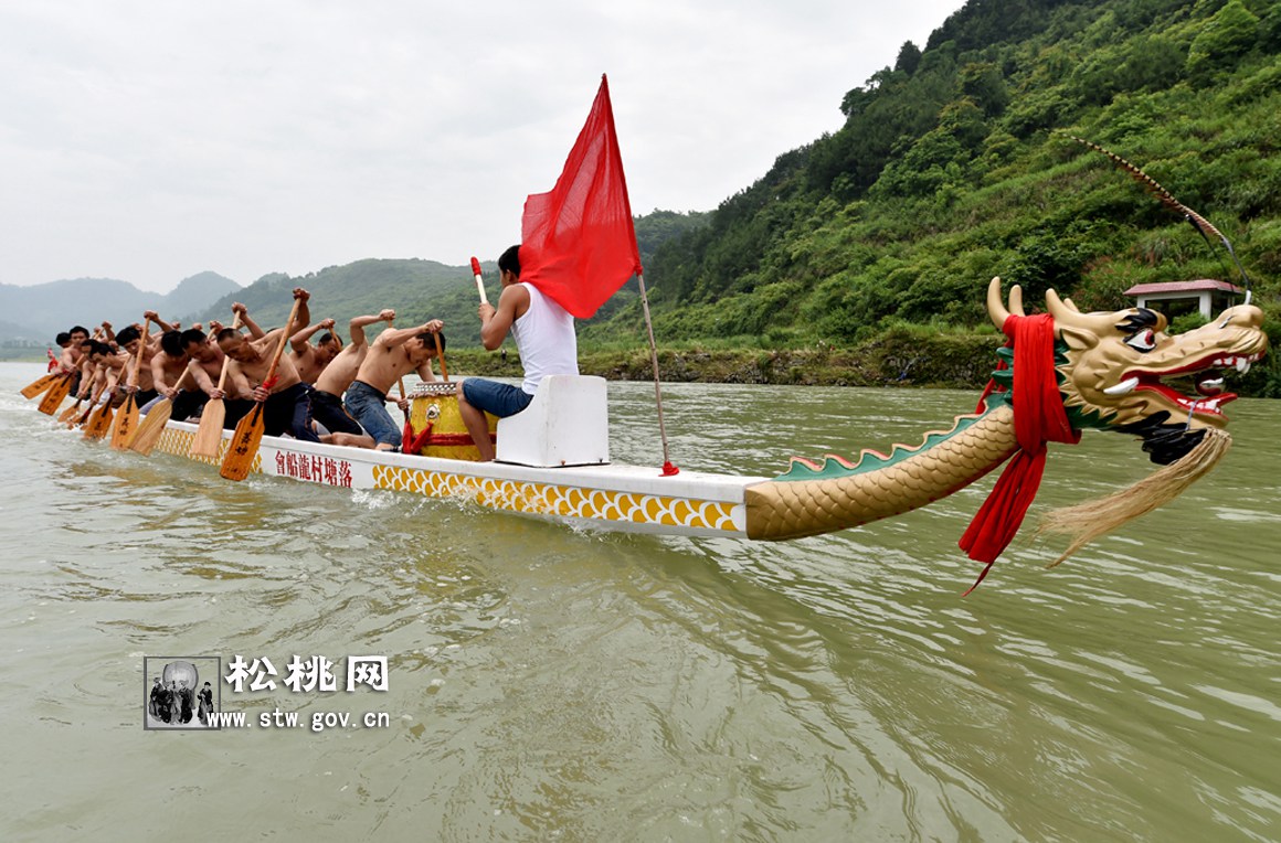 松桃落塘農(nóng)民：新“打”龍船鬧松江