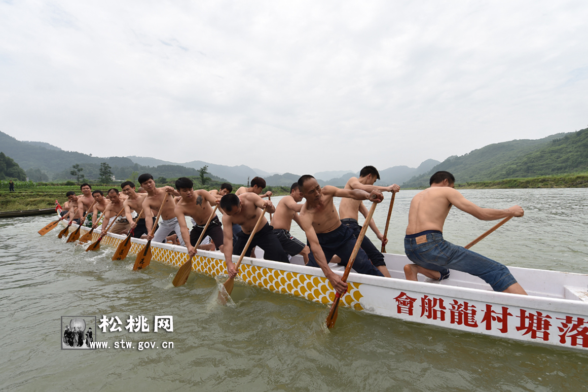 松桃落塘農(nóng)民：新“打”龍船鬧松江
