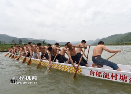 松桃落塘農(nóng)民：新“打”龍船鬧松江