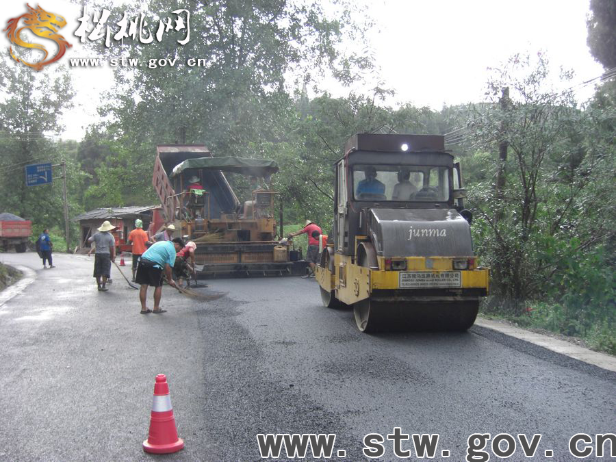 松桃縣城老車站至魚泉溝油路大修如火如荼