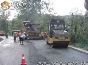 松桃縣城老車站至魚泉溝油路大修如火如荼
