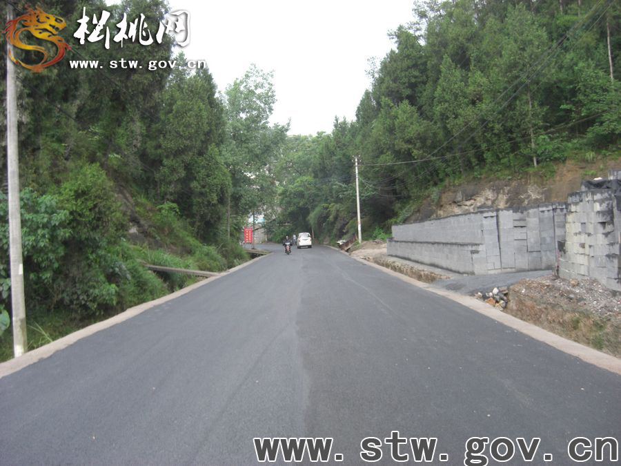 松桃縣城老車站至魚泉溝油路大修如火如荼