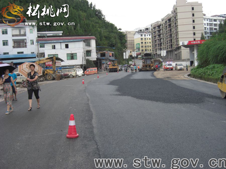 松桃縣城老車站至魚泉溝油路大修如火如荼
