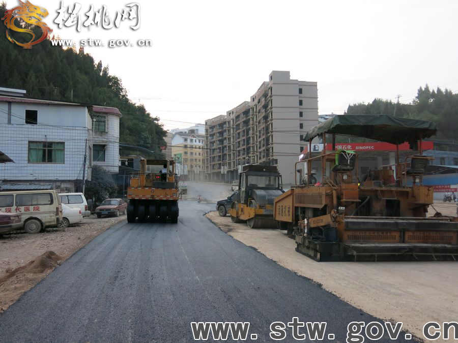 松桃縣城老車站至魚泉溝油路大修如火如荼
