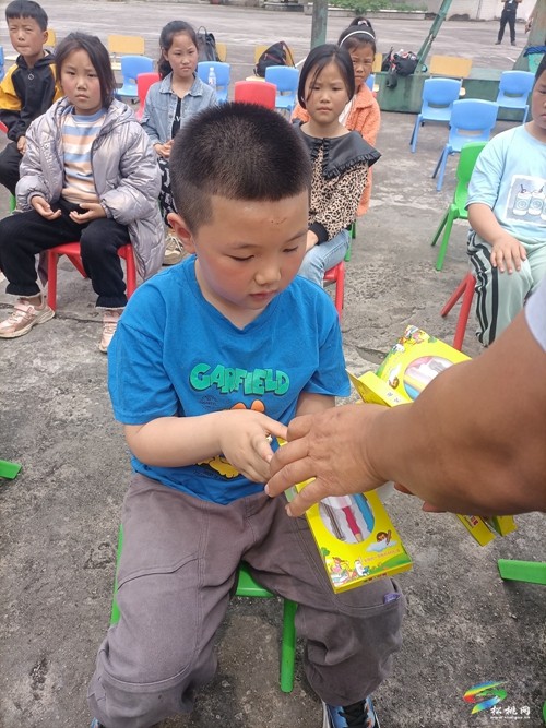 聚創(chuàng)聯(lián)盟圓夢(mèng)銅仁分社開展慰問貧困生愛心捐贈(zèng)活動(dòng)