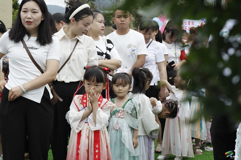 松桃第三幼兒園開(kāi)展游園慈善活動(dòng)