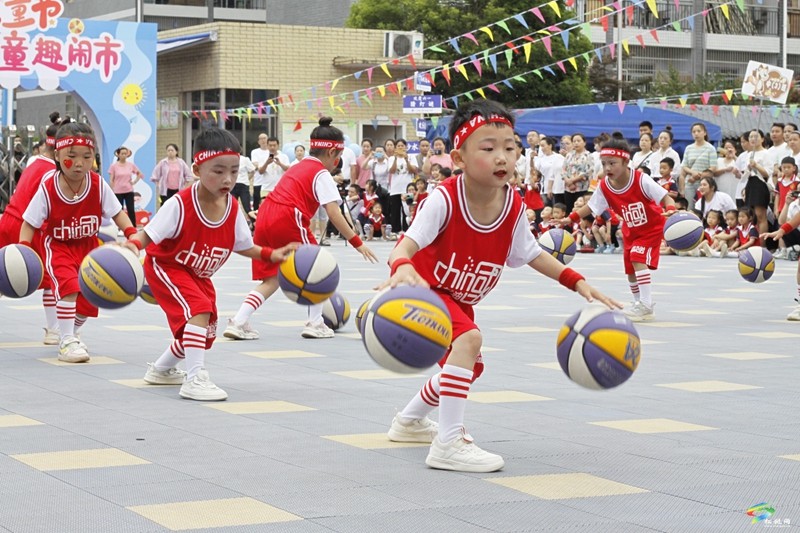 松桃第三幼兒園開(kāi)展游園慈善活動(dòng)