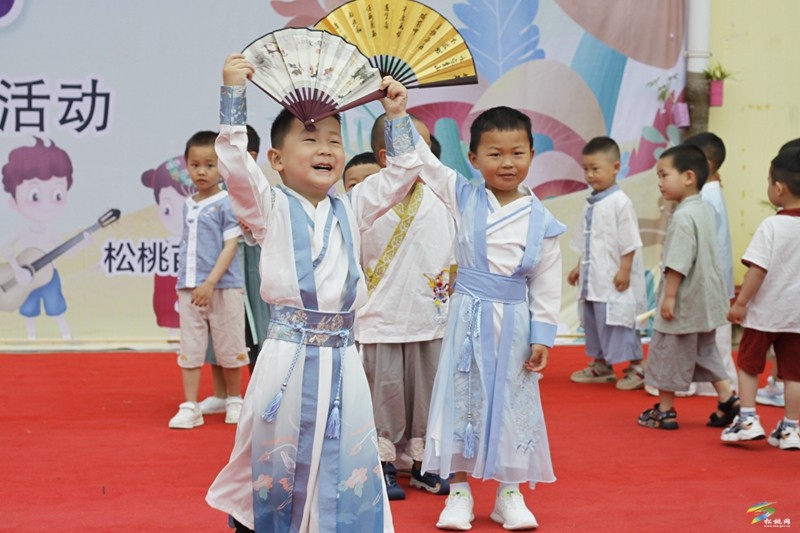 松桃第三幼兒園開(kāi)展游園慈善活動(dòng)