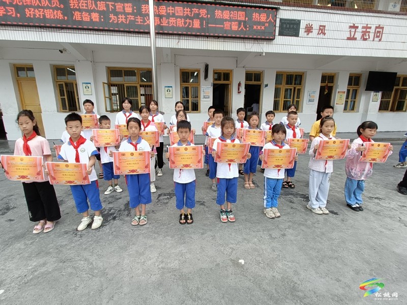 妙隘鄉(xiāng)完小舉行少先隊(duì)新隊(duì)員入隊(duì)宣誓儀式