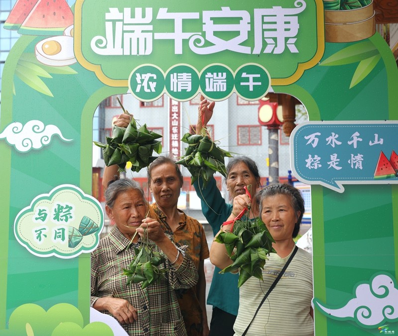 【網(wǎng)絡(luò)中國節(jié)·端午】松桃開展“粽香飄逸迎端午·幸福和諧鄰里情”暨2023年“我們的節(jié)日·端午”新時代文明實(shí)踐集中示范活動